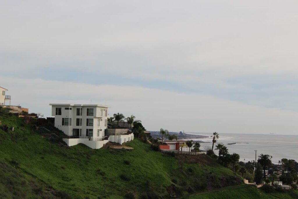 HillsideNeighborhoodLivinginVenturaCaliforniageo If you don't like hills, you won't like Hillside. nieghborhood in Ventura, CA. Most of these home have stairs to the entrance, a steeply sloped drive way and narrow streets.