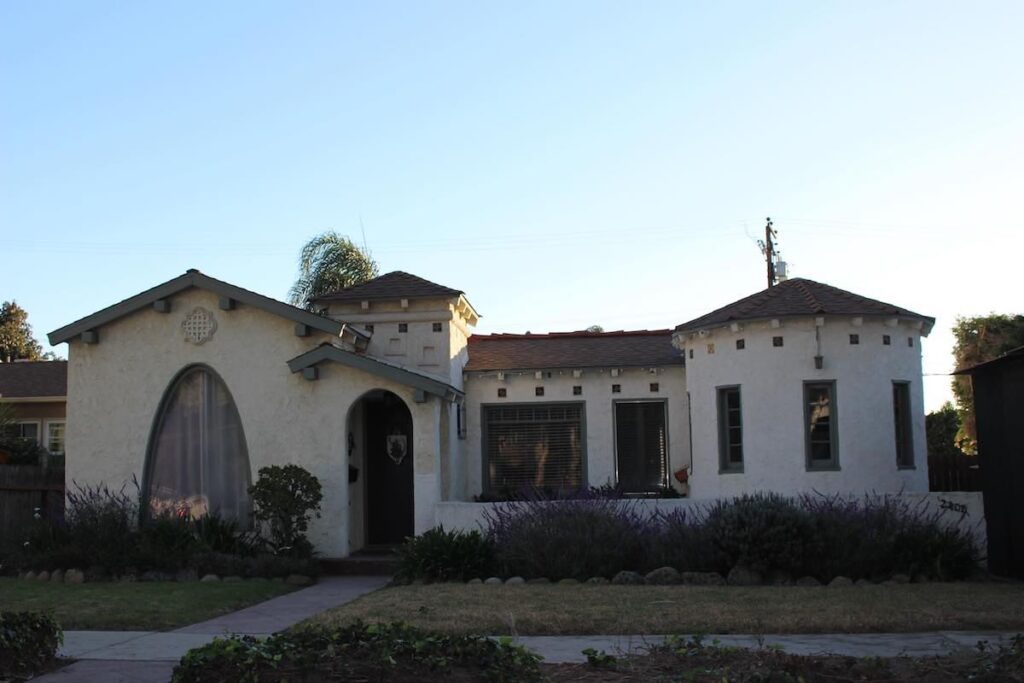 midtownhomeslivinginventuracalifornia These vintage spanish style ranch homes in the Midtown Neighborhood in Ventura, CA were built in the early 1900’s.