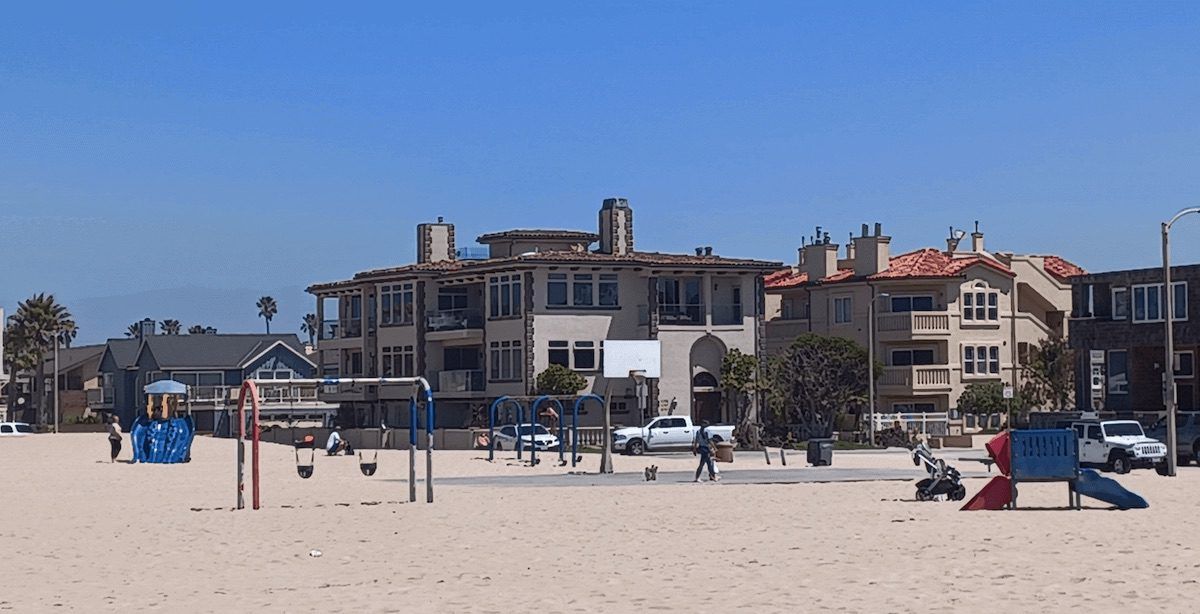 Oxnard is a Tale of Two Cities. The Western side of the city has 11 miles of uncrowded, gorgeous beaches and a slower paced feel. It is also further from Highway 101 and most of Oxnard's shopping centers.